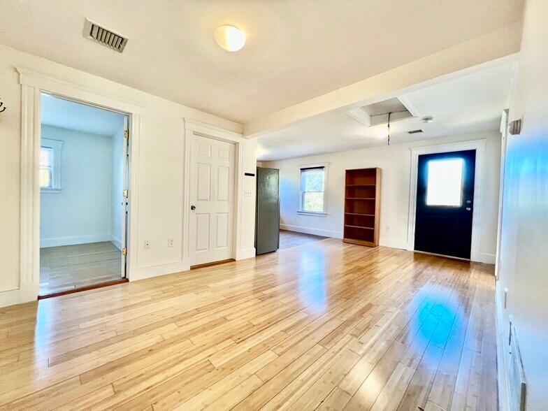 Building Photo - 13 Centre St