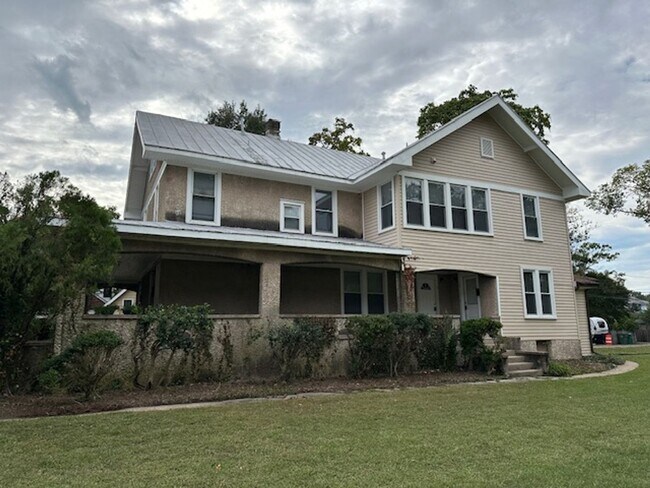 Primary Photo - Beautiful Apartment with a large yard