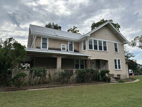 Building Photo - Beautiful Apartment with a large yard
