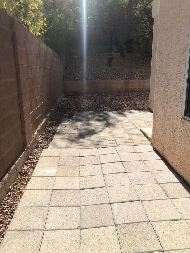 Building Photo - 4 Bedroom In South Green Valley Area!!!