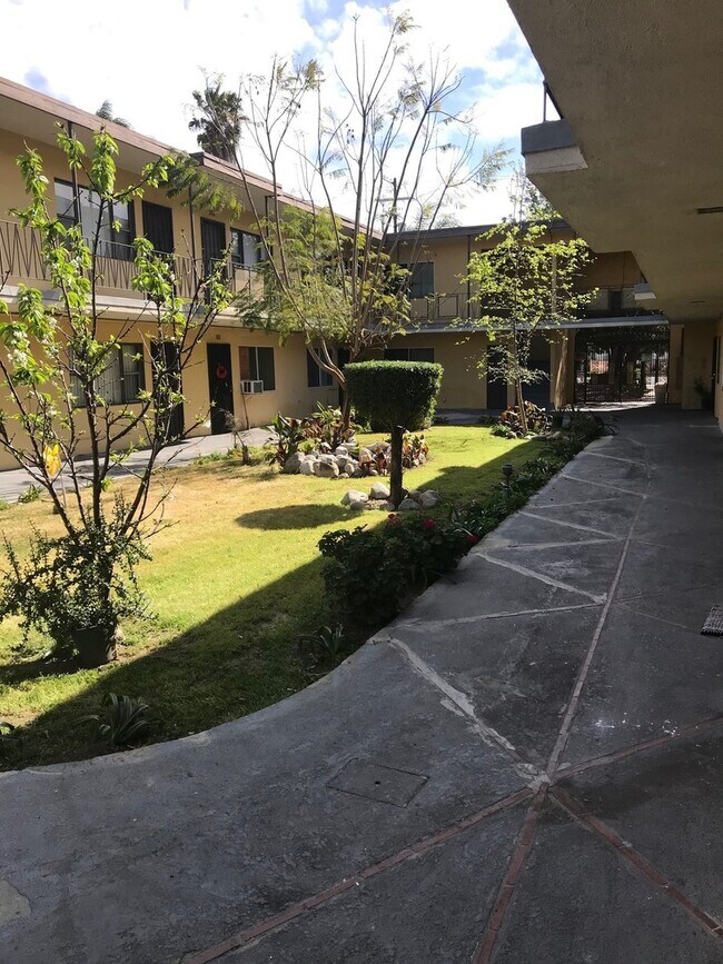 Building Photo - Spacious 1-Bedroom Apartment in Van Nuys – Second floor