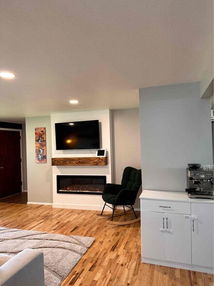 Building Photo - 712 25th Ave NE