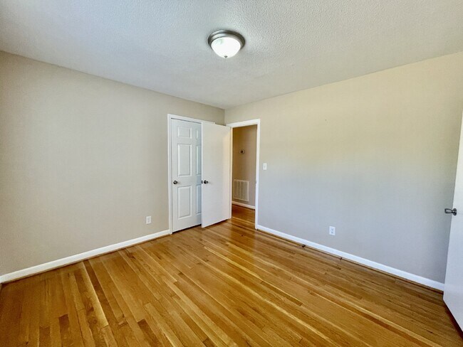 Building Photo - 4 Bed, 2 Bath Nest In Cottonade Close To Base