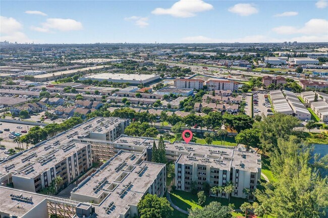 Building Photo - 10000 NW 80th Ct