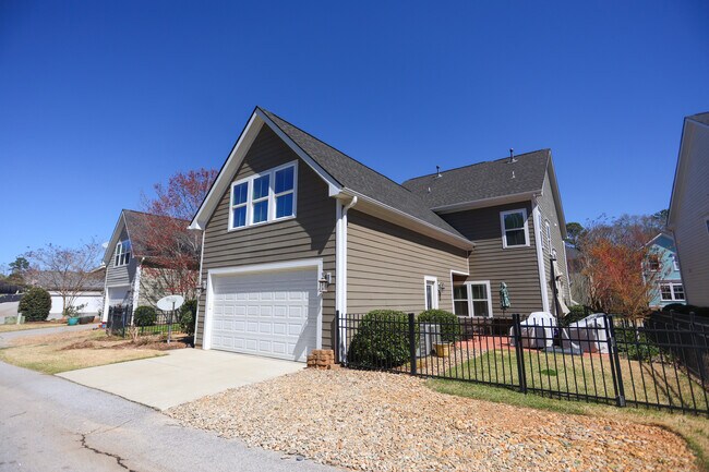 Building Photo - 504 Village Walk Ln