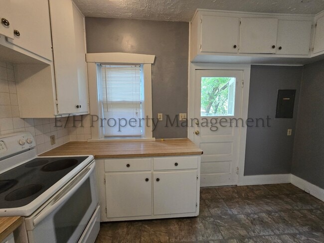 Building Photo - 615 S Volutsia Ave