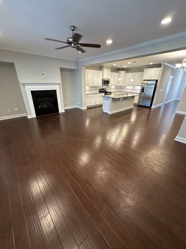 Building Photo - 3 Bedroom 2.5 Bathroom Townhome!