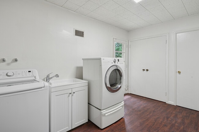 Building Photo - 18 Dorison Dr