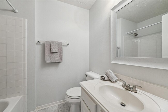 Building Photo - 8051 Bay Branch Dr