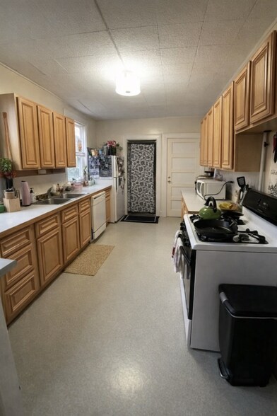 Building Photo - 215 Center St