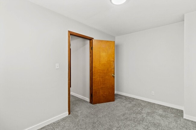 Building Photo - Charming 3- Bedroom Home in Newark