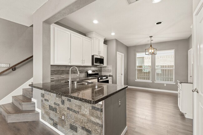 Building Photo - 12102 Sempione Dr