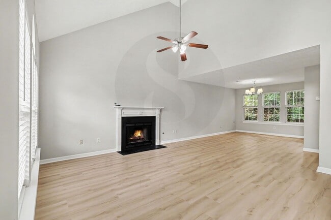 Building Photo - 4BR/2.5BA Home Conveniently Located Off Jimmy Carter Blvd!