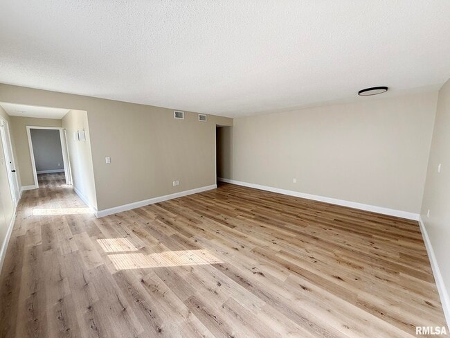Building Photo - 3440 Villa Ridge