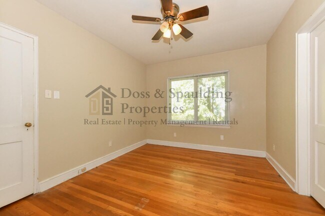Building Photo - 1802 W Friendly Ave