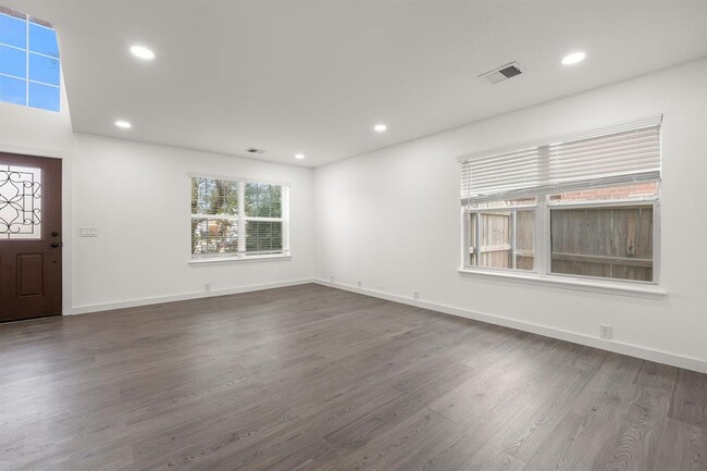 Building Photo - 2204 Founder Dr