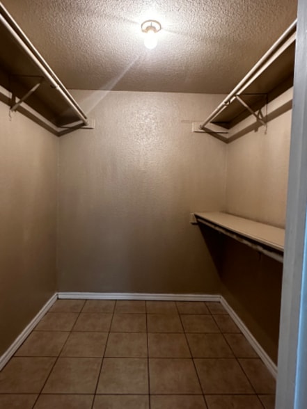 Building Photo - 9700 Leawood Blvd