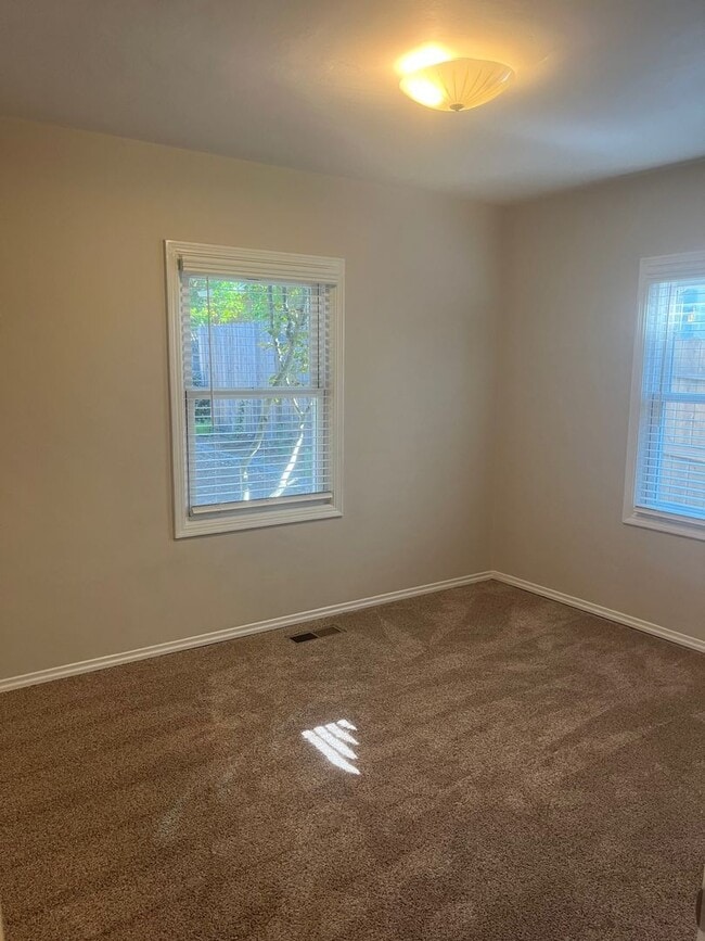 Building Photo - Adorable 2 bedroom 1 Bathroom Located in N...