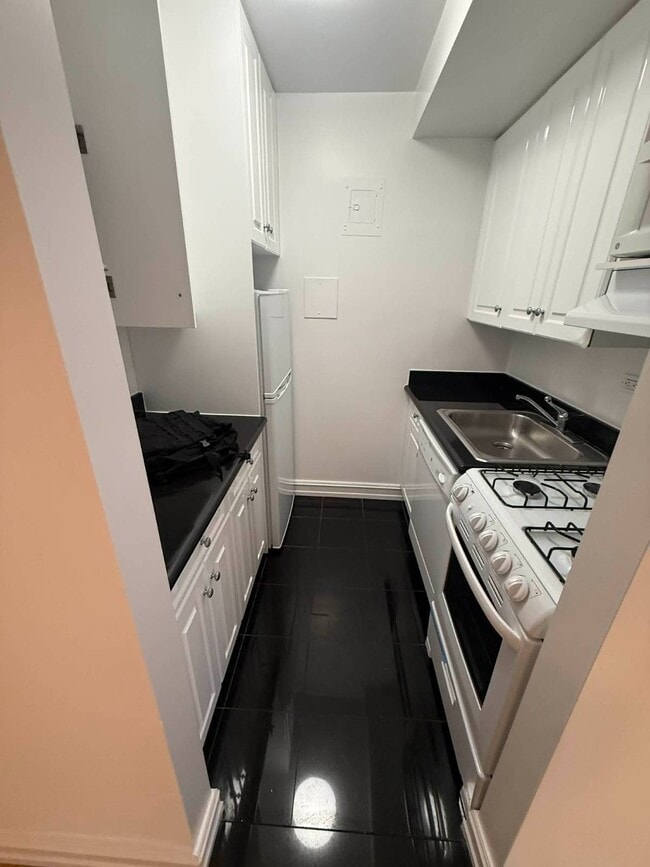 Building Photo - 305 W 13th St