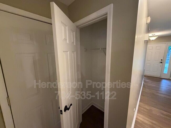 Building Photo - 2121 Ballingarry Dr