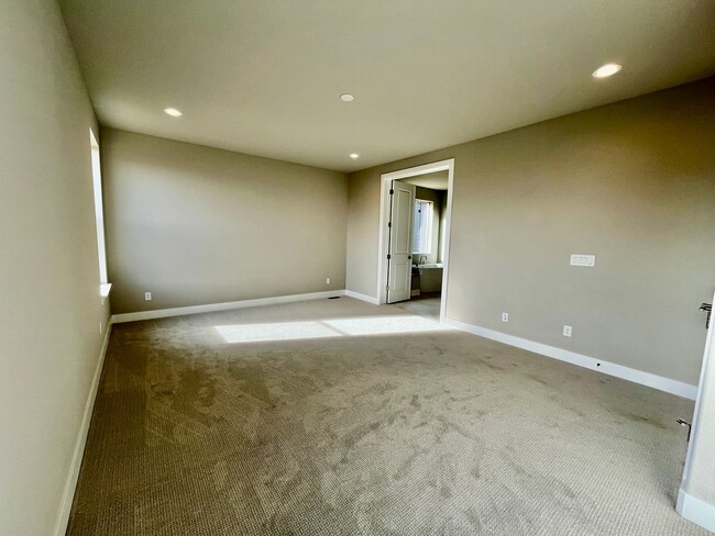 Building Photo - 5 bed 4 Bath IMMACULATE NEW BUILD in THORNTON!!