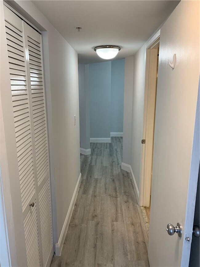 Building Photo - 520 SE 5 Ave