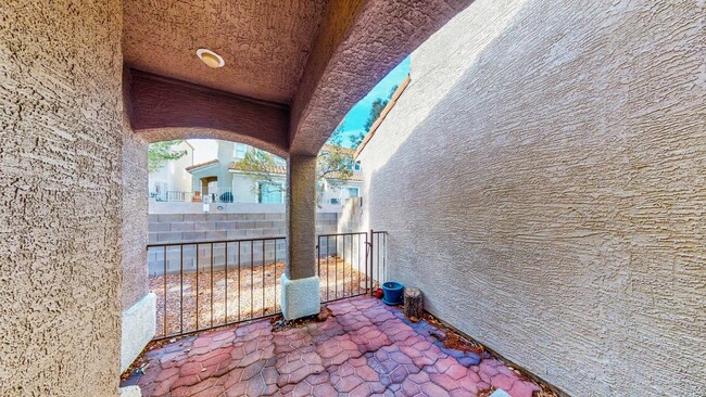 Building Photo - "Charming Las Vegas Retreat: 2-Bed Oasis o...