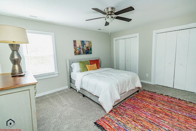 Building Photo - Townhouse with 2 bedrooms and 1.5 bathrooms in Willow Oaks