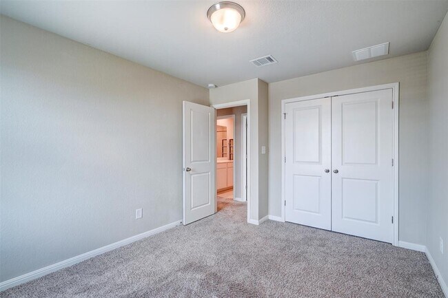 Building Photo - 521 Mossy Rock Dr