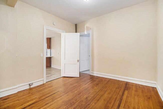 Building Photo - Spacious 1bed/1bath on main floor of with tons of windows! - Ask about our no security deposit op...