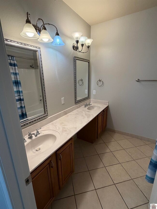 Building Photo - 2647 Legends Dr