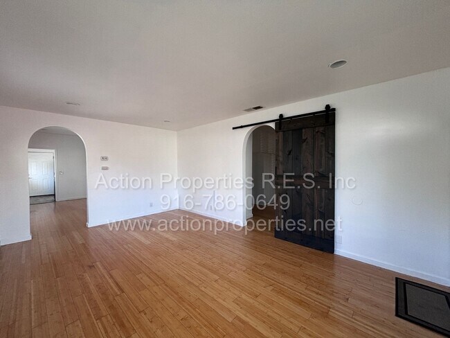 Building Photo - Downtown Roseville - 2 Bed, 1 Bath - Single Level Bungalow - Landscaping Included - Utilities Inc...