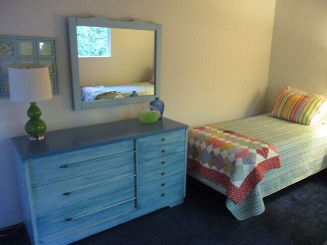 Building Photo - Charming Partially Furnished Waterfront Home in Gig Harbor