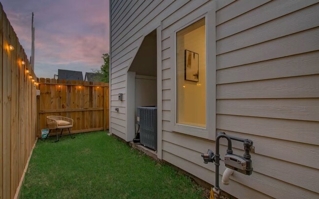 Building Photo - 3311 Daphne St