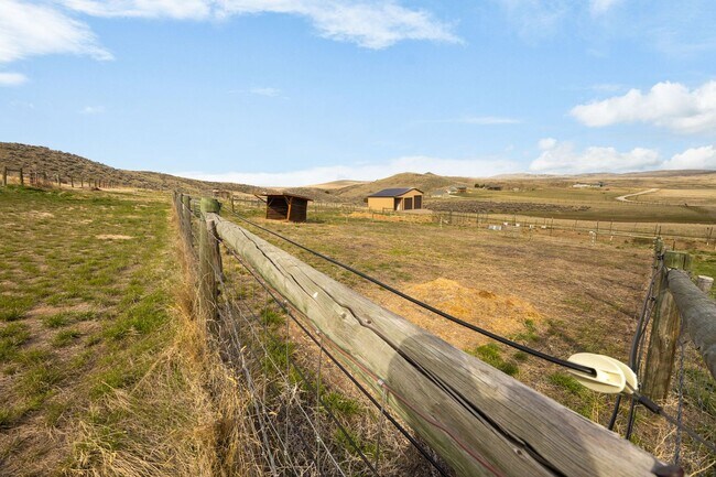 Building Photo - Spacious 6-bedroom, 4.5-bathroom home is i...