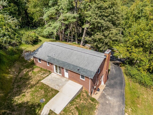 Building Photo - 4 bedoom 2 bath home in Blacksburg VA!