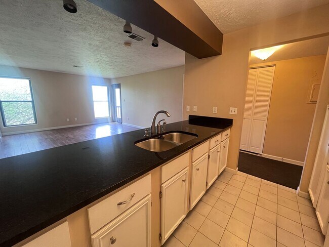 Building Photo - 2 Bed 2 Bathroom Condo in Allendale!