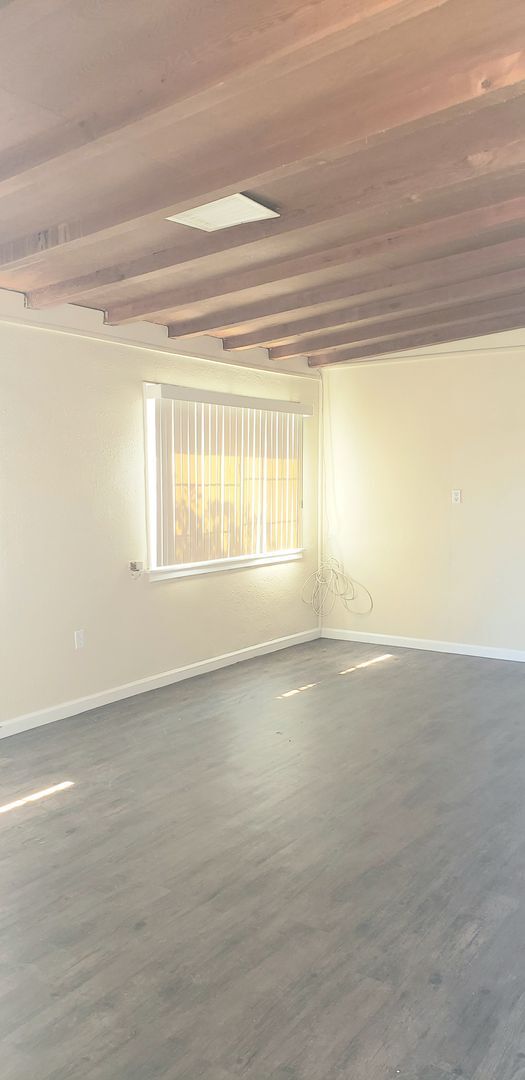 Building Photo - 3 Bed 1 Bath Home