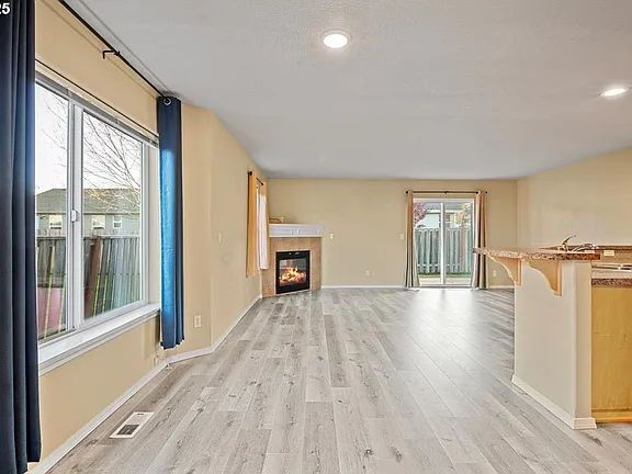 Building Photo - "Charming 3-Bed Oasis in Monmouth with Cozy Fireplace & Stylish Furnishings!"