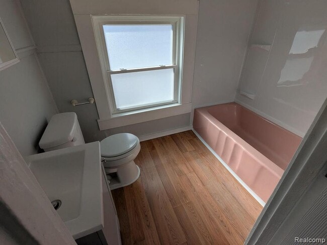 Building Photo - 2050 E Scottwood Ave