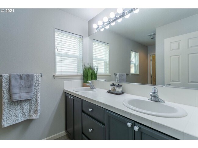 Building Photo - Beautiful 3 bedroom Home with Large Living...