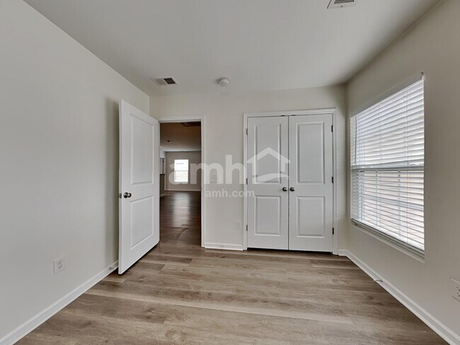 Building Photo - 136 Weeping Cypress Dr