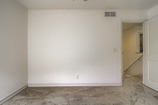 Building Photo - Beautiful 3 bedroom townhome in Central Pa...