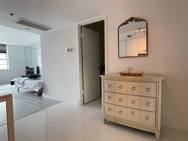 Building Photo - 100 Lincoln Rd