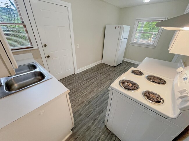 Building Photo - 195 Hedges St SE