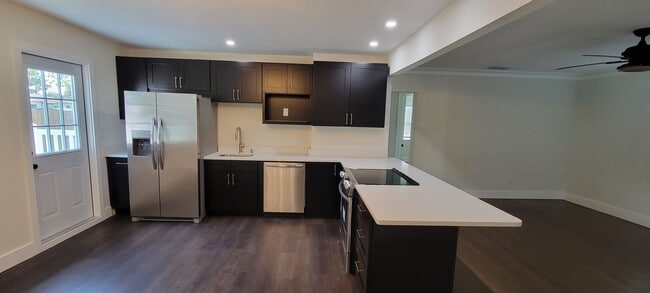 Building Photo - SPACIOUS 3 BEDROOM 2 BATH - ST. PETERSBURG, FL