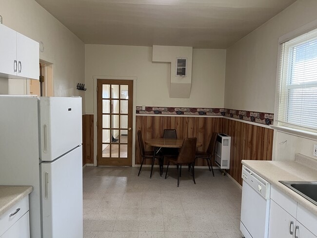 Building Photo - 570 Silver St