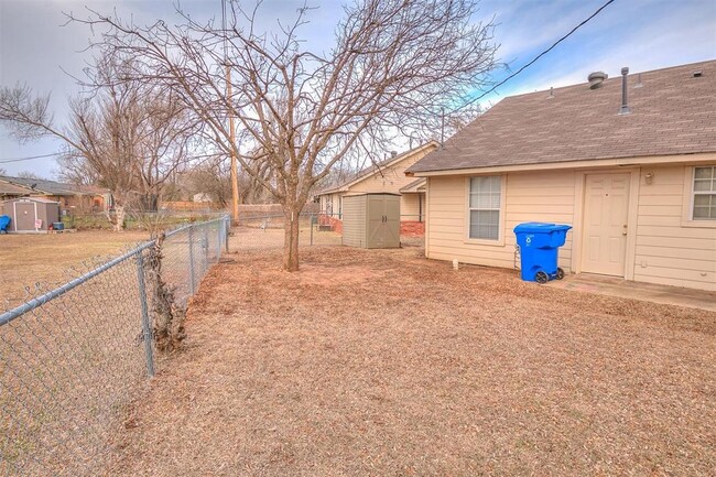 Building Photo - 828 Russell Cir