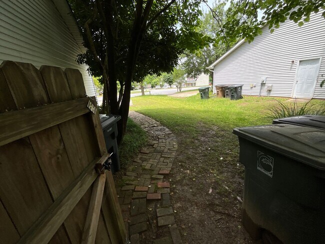 Building Photo - Now Available to View! Immaculate 2 bed, 2 bath, Fireplace, Garage, Granite and More!!