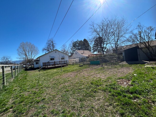 Building Photo - Cozy 2 Bed, 1 Bath Cottage in the Heart of Hamilton